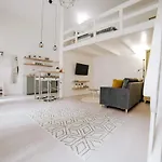 Comfy Apartment With Ac At New York Cafe
