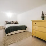 Comfy Apartment At New York Cafe With Aircon