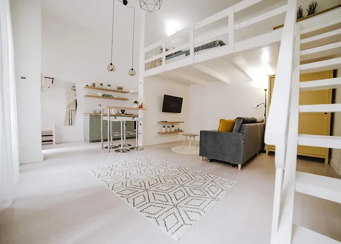Comfy Apartment At New York Cafe With Aircon